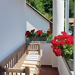 Karadi Vendeghaz * Háromhuta