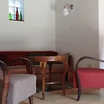 Karadi Vendeghaz * Háromhuta