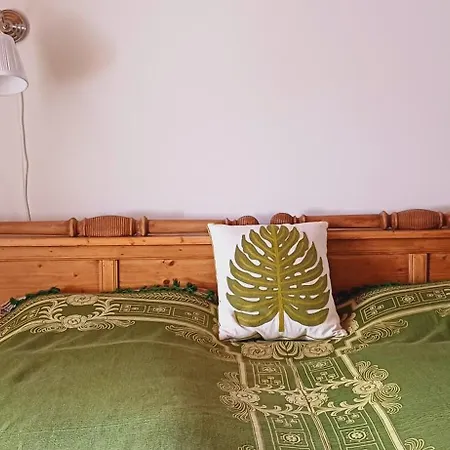 Karadi Vendeghaz * Háromhuta