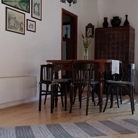 Karadi Vendeghaz * Háromhuta