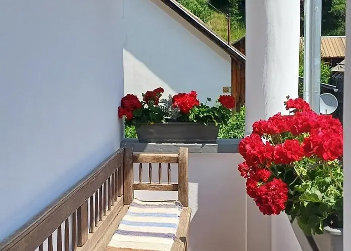 Karadi Vendeghaz * Háromhuta