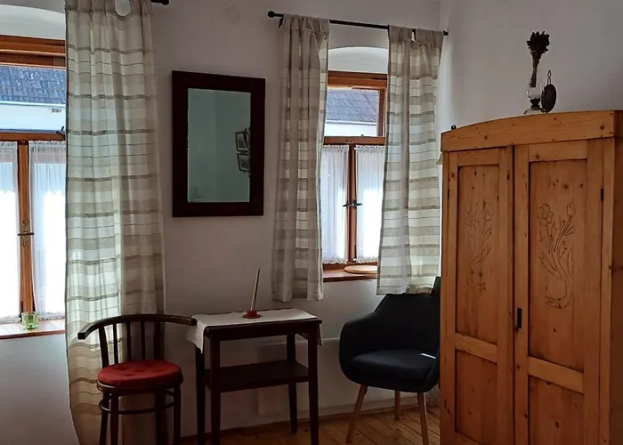 Karadi Vendeghaz Konukevi Háromhuta