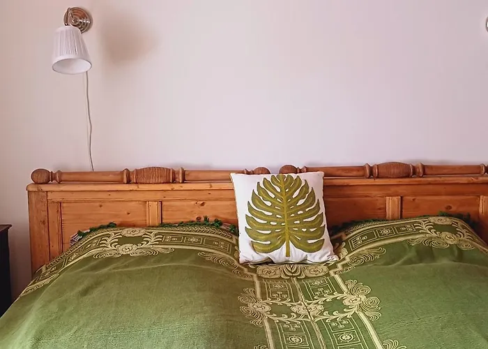 Karadi Vendeghaz * Háromhuta
